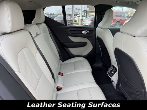 Used 2023 Volvo XC40 B5 Plus image 7