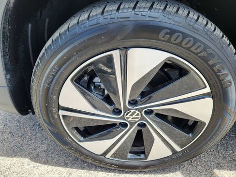 Certified 2024 Volkswagen Taos SE AWD/4WD image 17