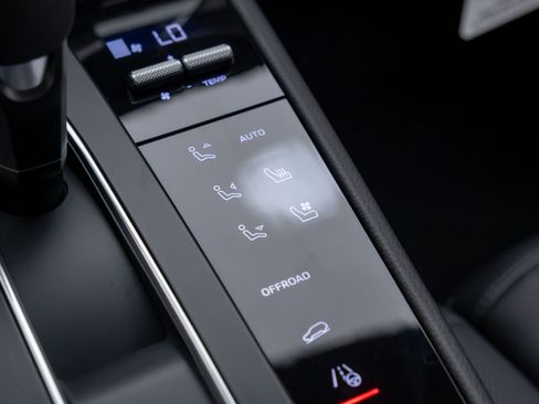 Used 2025 Porsche Macan image 27