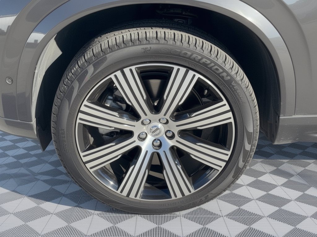 Certified 2025 Volvo XC90 T8 Ultra w/ Lounge Package AWD/4WD image 13