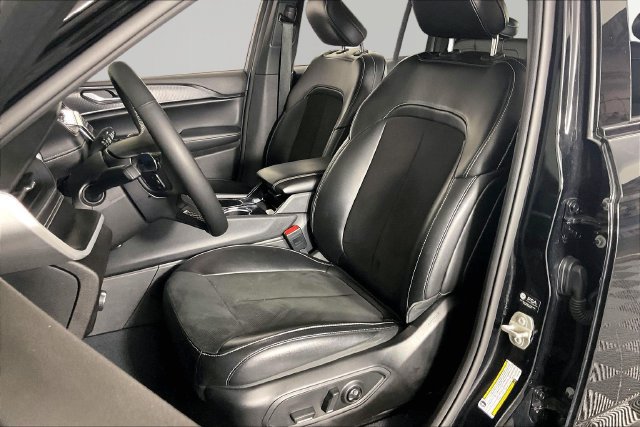 Used 2023 Jeep Grand Cherokee Altitude AWD/4WD image 19