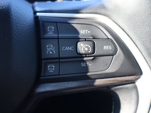 Used 2022 Jeep Grand Cherokee Limited image 16