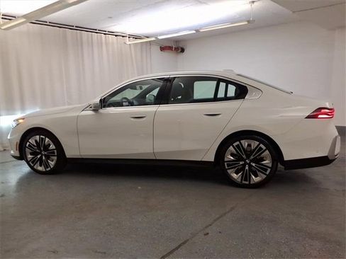 Used 2025 BMW 530i xDrive w/ Premium Package image 8