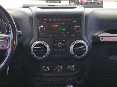 Used 2012 Jeep Wrangler Unlimited Rubicon w/ Connectivity Group AWD/4WD image 18