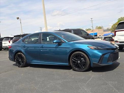 Used 2025 Toyota Camry SE w/ Convenience Package image 1