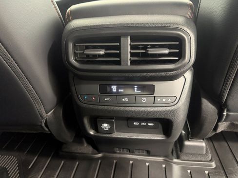 Used 2025 Honda Pilot TrailSport image 31