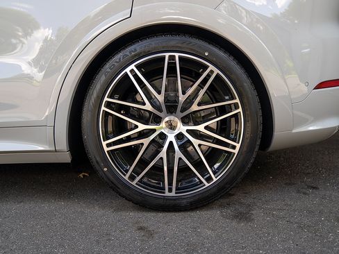 Used 2025 Porsche Cayenne Turbo AWD/4WD image 29