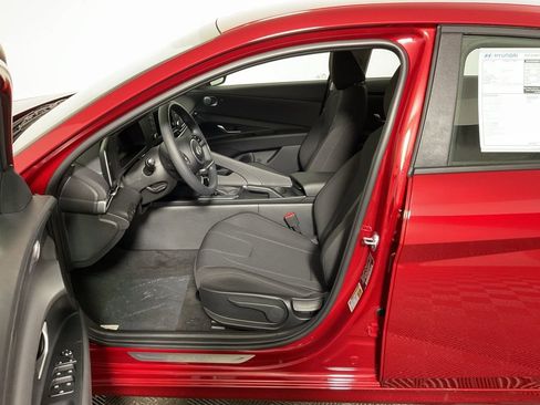 New 2025 Hyundai Elantra SE image 19