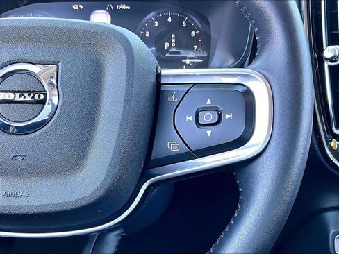 Used 2021 Volvo XC40 T5 Momentum w/ Premium Package image 24