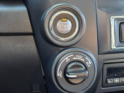 Used 2022 Nissan Titan SV w/ SV Convenience Package image 36