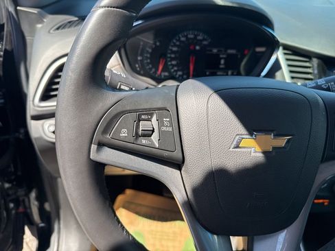 Used 2022 Chevrolet Trax LT w/ LT Convenience Package AWD/4WD image 21