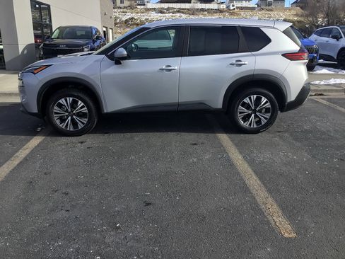 Used 2023 Nissan Rogue SV image 3
