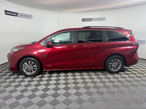 Used 2021 Toyota Sienna LE w/ LE Plus Package FWD image 3