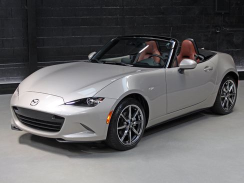Used 2022 MAZDA MX-5 Miata Grand Touring w/ Weather Package RWD image 8
