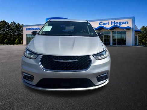 Used 2024 Chrysler Pacifica Touring-L FWD image 6