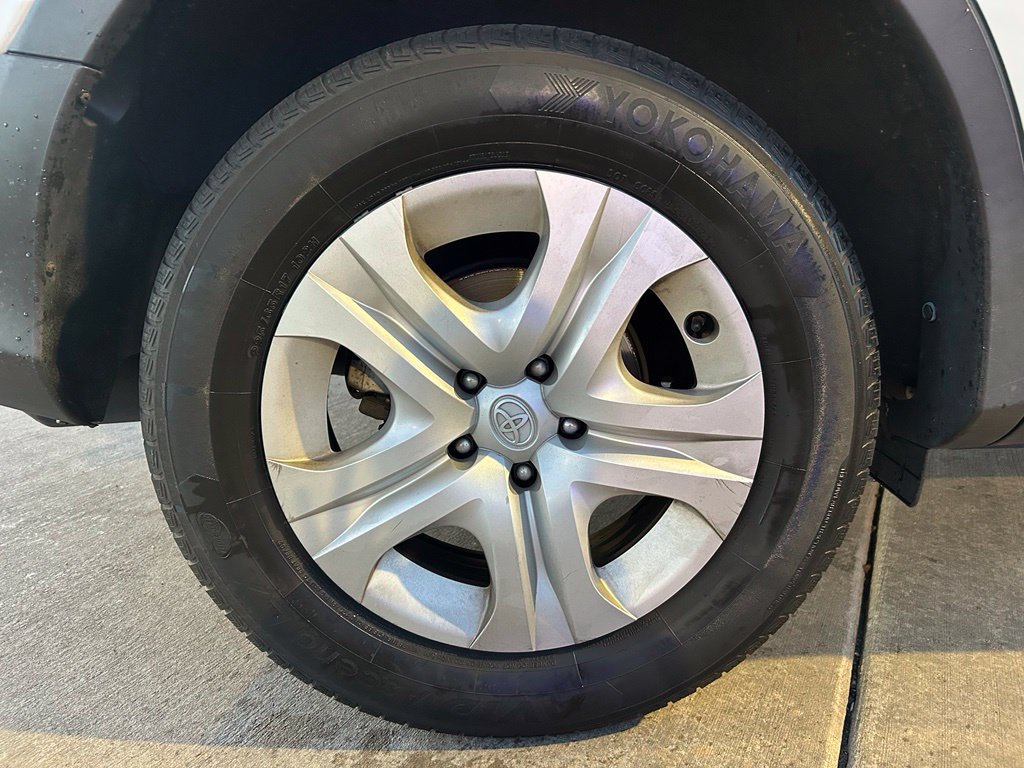 Used 2015 Toyota RAV4 LE AWD/4WD image 33