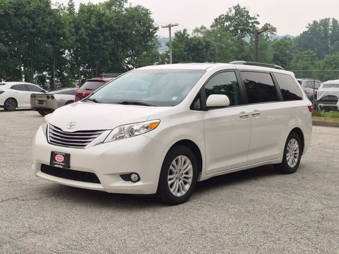 Used 2017 Toyota Sienna XLE w/ XLE Navigation Package FWD image 10
