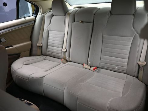 Used 2017 Ford Taurus SE image 22