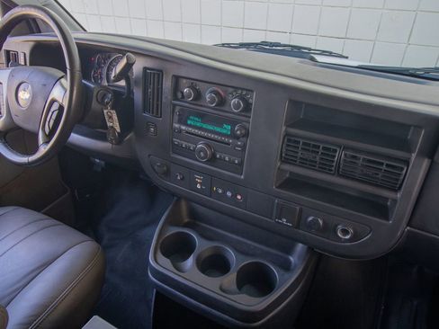 Used 2016 Chevrolet Express 3500 Extended image 18
