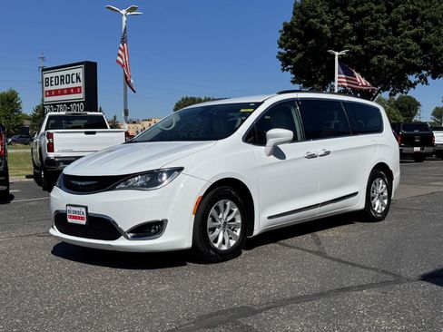 Used 2017 Chrysler Pacifica Touring-L FWD image 3