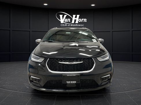Used 2023 Chrysler Pacifica Pinnacle FWD image 2