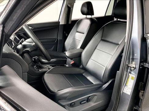 Used 2021 Volkswagen Tiguan SE w/ Panoramic Sunroof Package image 25