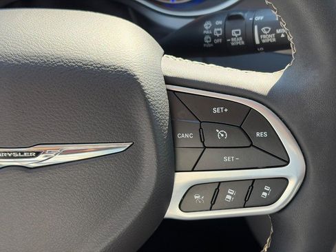 Used 2024 Chrysler Pacifica Touring-L FWD image 27