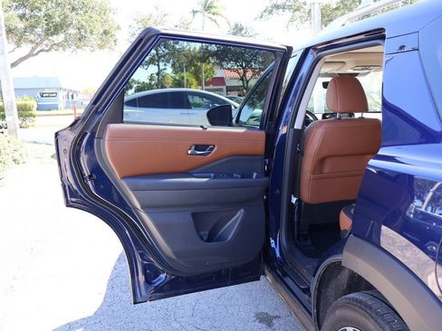 Used 2024 Nissan Pathfinder Platinum w/ Cargo Package image 30