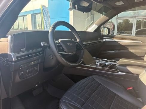 Used 2025 Cadillac Escalade ESV Sport Platinum w/ LPO, ONYX Package AWD/4WD image 16