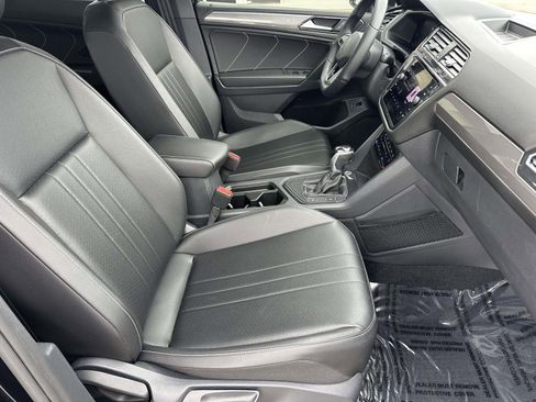 Certified 2022 Volkswagen Tiguan SE R-Line image 10