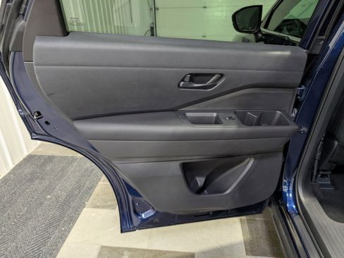 Used 2025 Nissan Pathfinder SV image 8