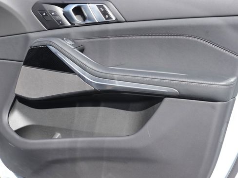 Used 2025 BMW X7 M60i image 21