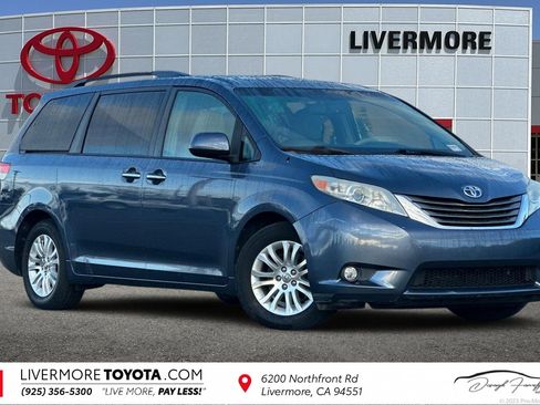 Used 2013 Toyota Sienna XLE image 1