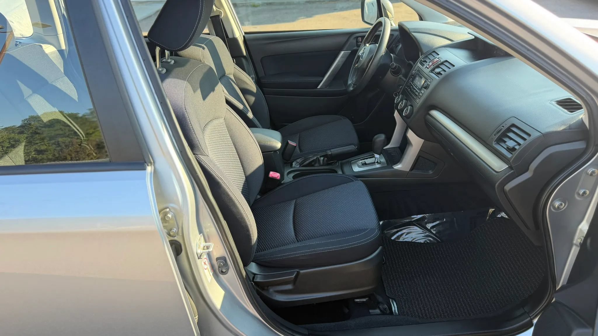 Used 2015 Subaru Forester 2.5i AWD/4WD image 16