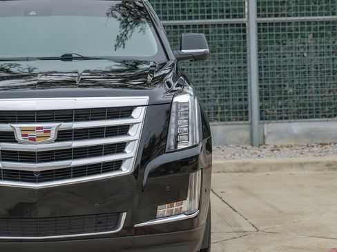 Used 2017 Cadillac Escalade ESV Luxury AWD/4WD image 50