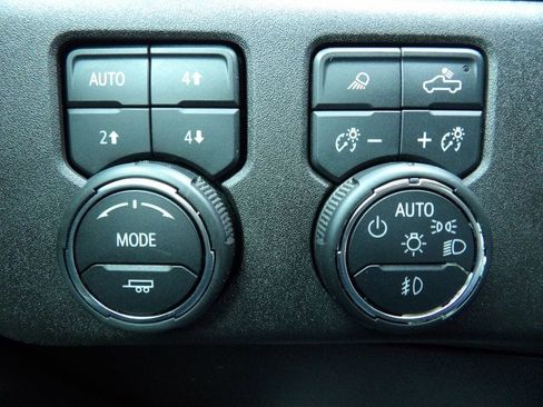 Used 2022 Chevrolet Silverado 1500 LTZ w/ Z71 Off-Road Package image 21