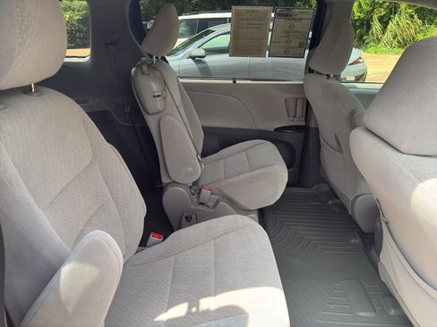 Used 2020 Toyota Sienna LE w/ LE Preferred Package FWD image 15