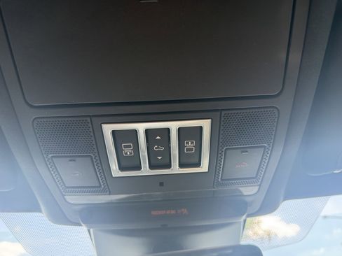 Used 2017 Land Rover Discovery HSE AWD/4WD image 48