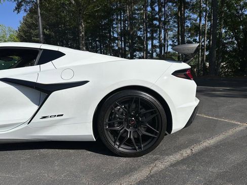 Used 2024 Chevrolet Corvette Z06 w/ Z07 Performance Package RWD image 9