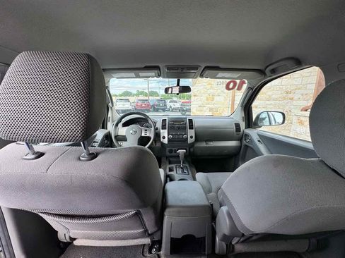 Used 2010 Nissan Frontier SE RWD image 8