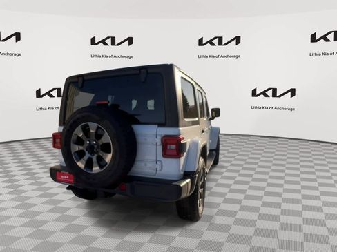 Used 2018 Jeep Wrangler Unlimited Sahara image 9