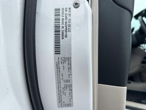 Used 2023 Chrysler Pacifica Touring-L FWD image 30