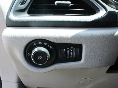 Used 2018 Chrysler Pacifica Touring-L Plus w/ Tire & Wheel Group FWD image 15