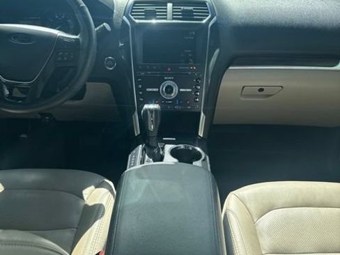 Used 2018 Ford Explorer Limited w/ Equipment Group 301A FWD image 12