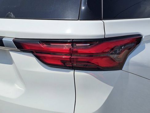Used 2022 Chevrolet Traverse Premier FWD image 9