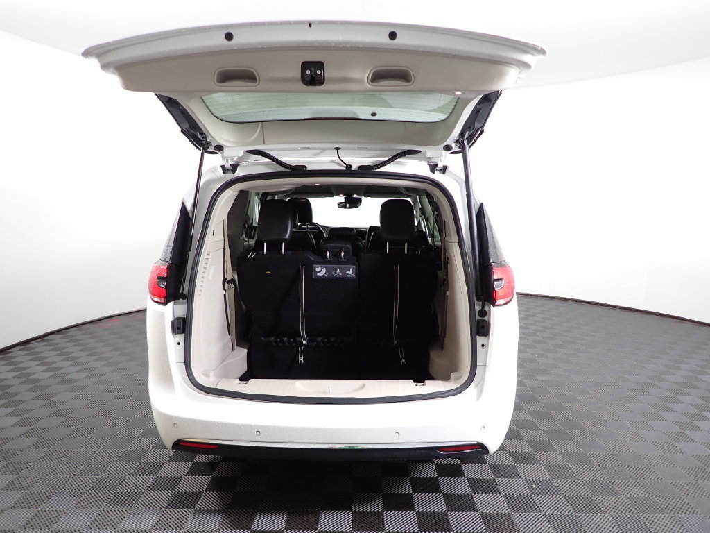 Used 2021 Chrysler Pacifica Touring-L FWD image 12