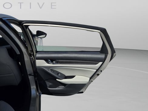 Used 2018 Honda Accord Touring image 20