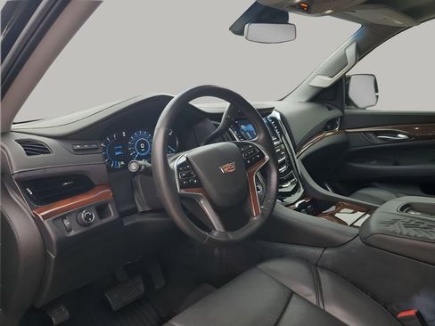 Used 2017 Cadillac Escalade Luxury image 32