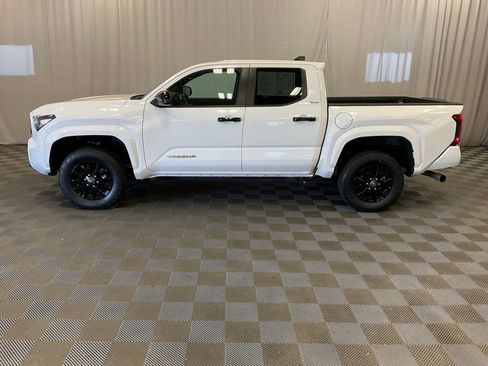 Used 2025 Toyota Tacoma SR5 AWD/4WD image 12