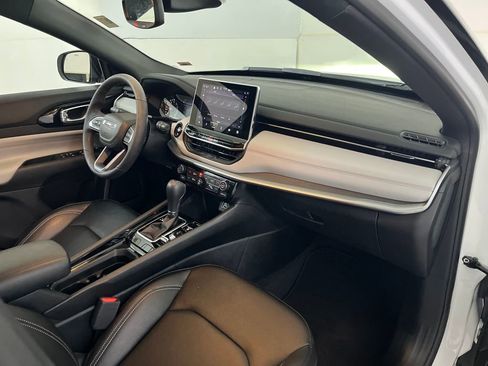 Used 2025 Jeep Compass Limited image 23